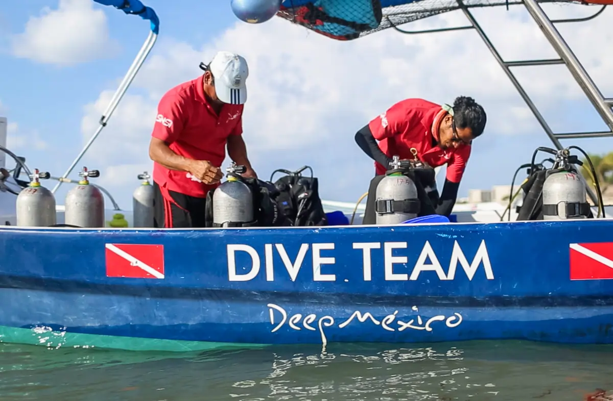 Instructores de Buceo PADI preparando el equipo de buceo