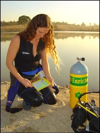 Buceadora certificando su registro antes de bucear con Nitrox