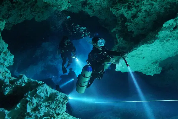 Buceo en Cenote Chikin Ha: Haloclina y Cavernas en la Riviera Maya
